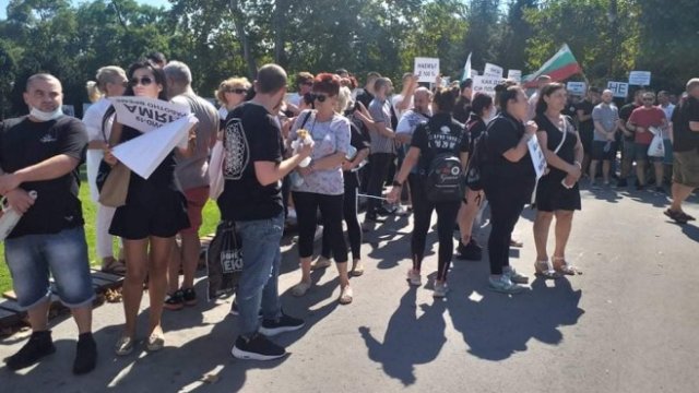 <p>
	Собственици и служители на заведения във Варна протестираха на 31 август срещу новите противоепидемични мерки. <em>Снимка: БГНЕС</em></p>
