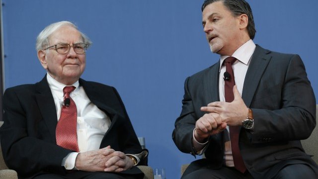 <p>
	Уорън Бъфет и Дан Гилбърт (вдясно)&nbsp;са стари познайници. <em>Снимка: архив Ройтерс</em></p>
