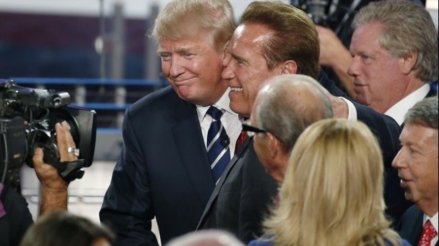 <p>
	Доналд Тръмп заедно с Арнолд Шварценегер през септември 2015 г. <em>Снимка: Архив Ройтерс</em></p>
