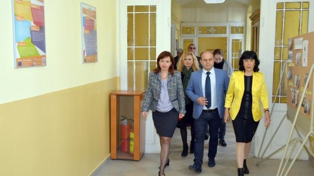<p>
	Министърът на социалната политика Зорница Русинова откри обновената сграда на английската гимназия &quot;Гео Милев&quot; в Русе. <em>Снимка: БТА</em></p>
