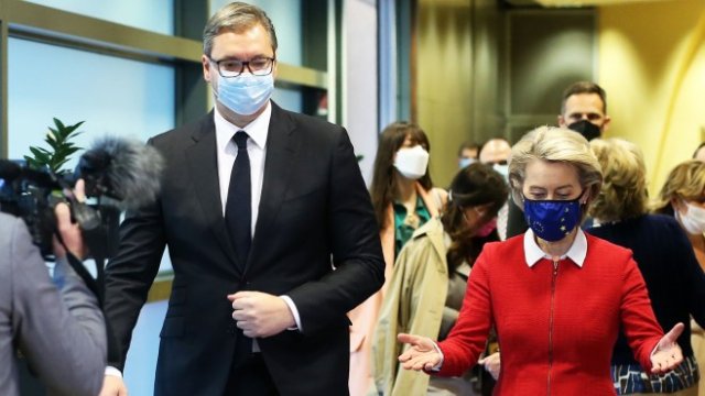 <p>
	Сръбският президент Александър Вучич (вляво) с председателя на Европейската комисия Урсула фон дер Лайен (вдясно). <em>Снимка:&nbsp;Dursun Aydemir/Anadolu/Bloomberg</em></p>
