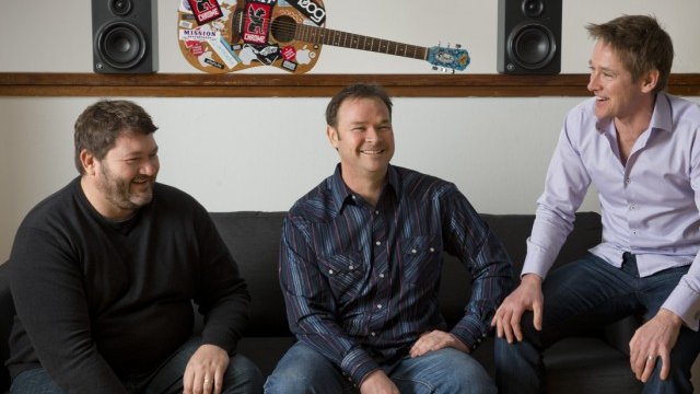 <p>
	Тримата основатели на We are hunted - Адриан МакЛийн, Женевив Роби и Бен Новакович. <em>Снимка: компанията</em></p>
