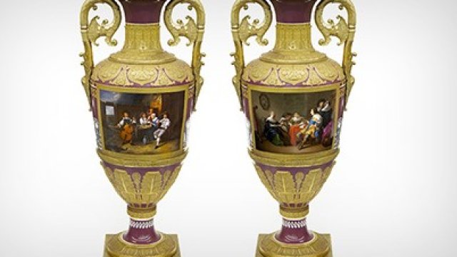 <p>
	Вазите са произведени &nbsp;в императорската порцеланова фабрика в Санкт Петербург. <em>Снимка:&nbsp;Dallas Auction Gallery&nbsp;</em></p>
