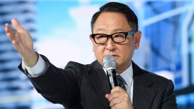 <p>
	Президентът на Toyota Акио Тойода. <em>Снимка:&nbsp;Akio Kon/Bloomberg</em></p>
