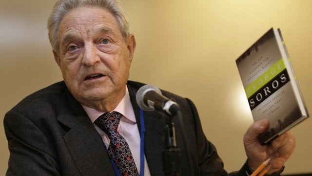 <p>
	Милиардерът описва инвестиционните си стратегии в книгата&nbsp;&quot;Новата парадигма на финансовите пазари&quot;. <em>Снимка: Ройтерс</em></p>
