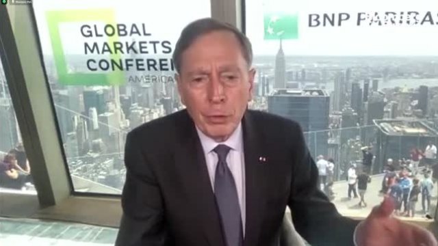 Ген. Дейвид Петреус очаква санкциите срещу Русия да продължат