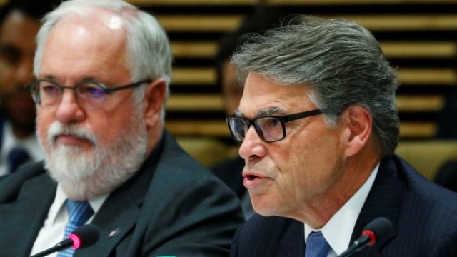 <p>
	Еврокомисарят по климата Мигел Ариас Канете (вляво) и енергийният министър на САЩ Рик Пери (вдясно). <em>Снимка: Ройтерс</em></p>
