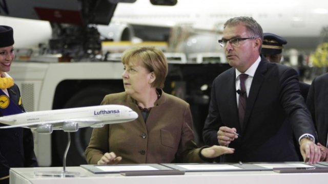 <p>
	Колко държавно влиения е готова да допусне Lufthansa в мениджмънта. На снимката са канцлерът Ангела Меркел и главният изпълнителен директор Карстен Шпор. <em>Снимка: Martin Leissl/Bloomberg</em></p>
