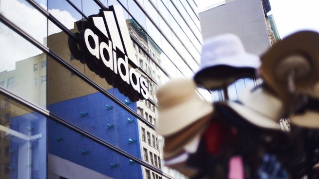 <p>
	Adidas не е най-добрият пример за отговорно поведение с финансите в кризисни времена. <em>Снимка: Gabby Jones/Bloomberg</em></p>
