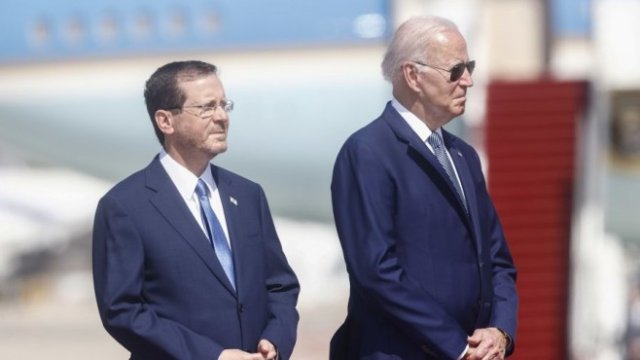 <p>
	<em>Президентът на Израел Исак Херцог (вляво) посреща президентът на САЩ Джо Байдън (вдясно) на летище &quot;Бен Гурион&quot; край Тел Авив, столицата на Израел. Снимка: Kobi Wolf/Bloomberg</em></p>
