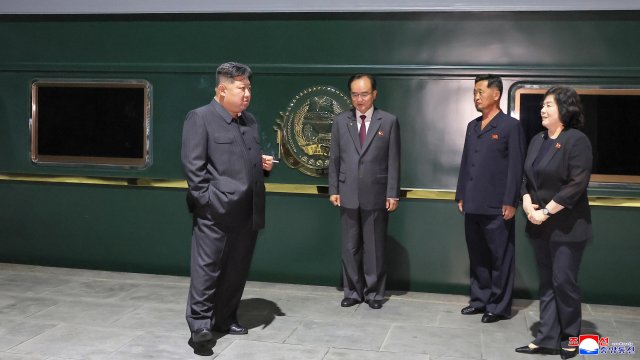 Снимка на Ким Чен-ун пред влака си, преди да замине за Пекин. Снимка: EPA/KCNA