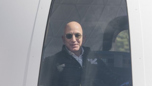 <p>
	Джеф Безос на борда на&nbsp;New Shepard.&nbsp;<em>Снимка: Bloomberg L.P.</em></p>
