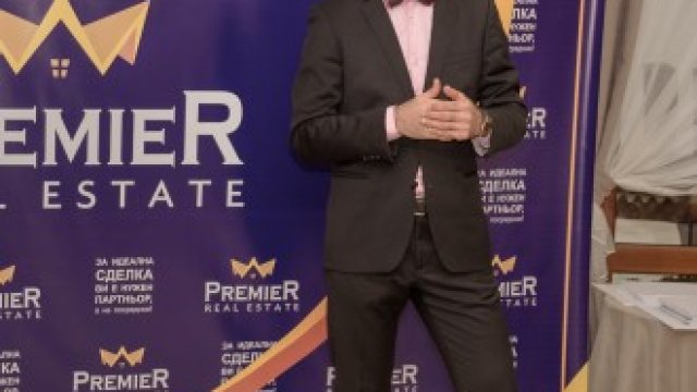 <p>
	Светослав Динев (вдясно) и Кирил Колев (вляво), съоснователи на &quot;Имоти Премиер&quot;.&nbsp;<em>Снимка: &quot;Имоти Премиер&quot;</em></p>
