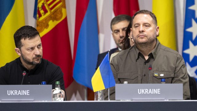 Володимир Зеленски и Андрий Ермак. Снимка: EPA/ALESSANDRO DELLA VALLE / POOL