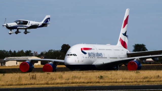 <p>
	Приземен пътнически самолет Airbus SE A380, експлоатиран от British Airways, на летище Шатору във Франция.&nbsp;<em>Снимка: Nathan Laine/Bloomberg</em></p>
