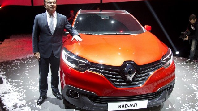 <p>
	Госн позира с най-новия модел на Renault - Kadjar.<em> Снимка: Ройтерс </em></p>
