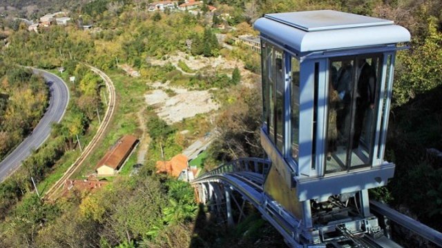 <p>
	Над 520 посетители са пожелали да се качат на историческия хълм с панормния асансьор.<em> Снимка: БТА</em></p>
