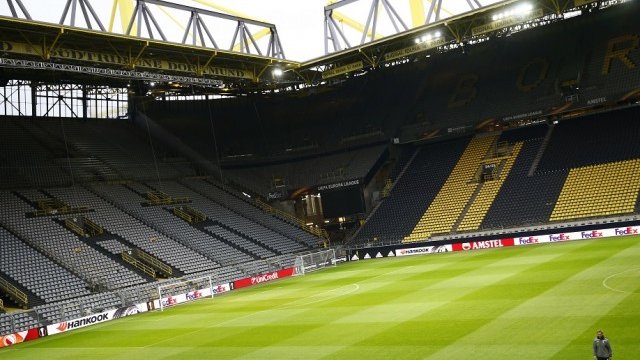 <p>
	&bdquo;Сигнал Идуна Парк&ldquo; е бившият &bdquo;Вестфаленщадион&ldquo; на отбора от немската Бундеслига Борусия Дортмунд. Стадионът официално е наречен Сигнал Идуна Парк по договор за спонсорство от декември 2005 до 2021 г. <em>Снимка: Ройтерс</em></p>
