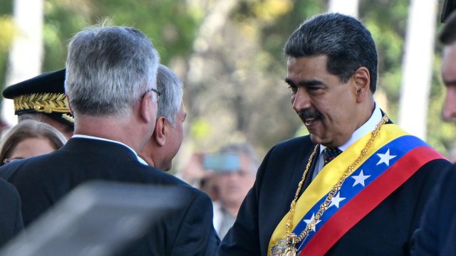 Президентът на Венецуела Николас Мадуро поздравява представители на руската делегация, пристигнала в страната за встъпването му в длъжност за трети мандат. Снимка: Bloomberg LP