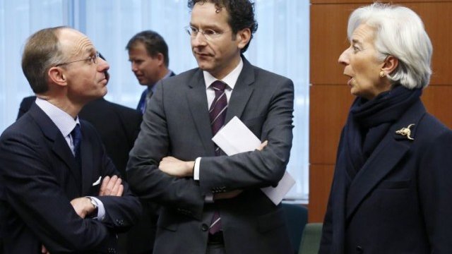 <p>
	Финансовият министър на Люксембург Люк Фриден (вляво), председателят на Еврогрупата Йерун Диселблум (в средата) и управляващият директор на МВФ Кристин Лагард (вдясно) по време на срещата на Еврогрупата.<em> Снимка: Ройтерс</em></p>
