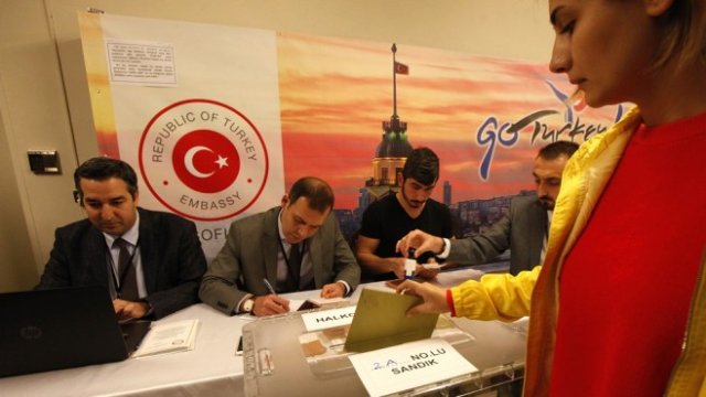 <p>
	Турски граждани гласуват в посолството на Анкара в София, 7 април 2017 г.<em> Снимка:&nbsp;Олег Попов, Investor Media Group</em></p>
