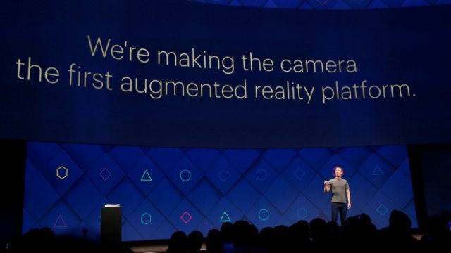 <div>
	Марк Зукърбърг по време на конференцията. <em>Снимка: Ройтерс</em></div>
