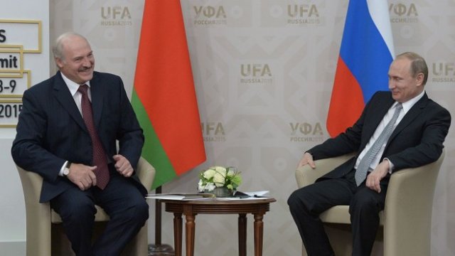 <p>
	Александър Лукашенко и Владимир Путин по време на среща през 2015 г. <em>Снимка: Getty</em></p>
