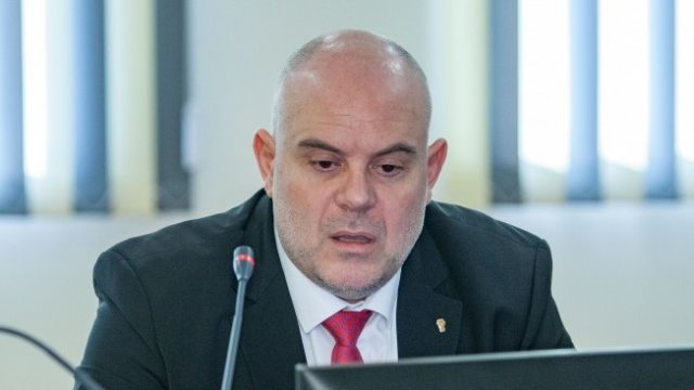 <p>
	<span font-size:="" pt="" style="color: rgb(102, 102, 102); font-family: ">Главният прокурор Иван Гешев, който нареди да се направи проверка на целия приватизационен процес.&nbsp;</span><em font-size:="" pt="" style="color: rgb(102, 102, 102); font-family: ">Снимка: Димитър Кьосемарлиев, Investor Media Group</em></p>
