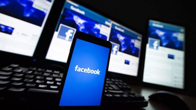 <p>
	Говорители на Facebook коментират, че слухът е неверен, но много потребители от цял свят твърдят точно обратното.&nbsp;Снимка: <em>Ройтерс</em></p>
