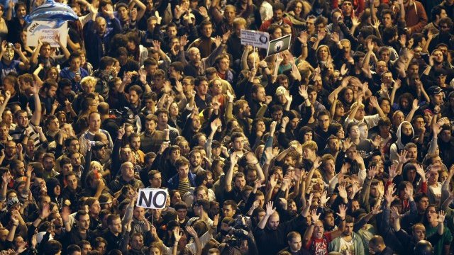 <p>
	Хиляди испанци обсадиха парламента в Мадрид. <em>Снимка: Ройтерс</em></p>
