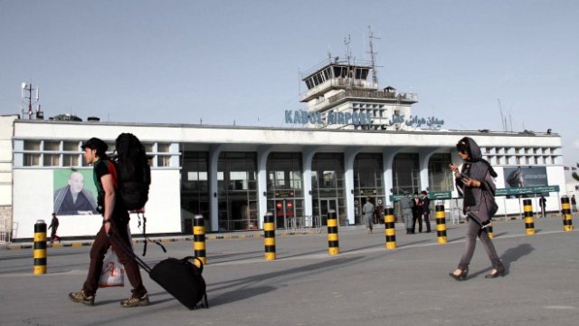 Какво се случва на летището в Кабул?