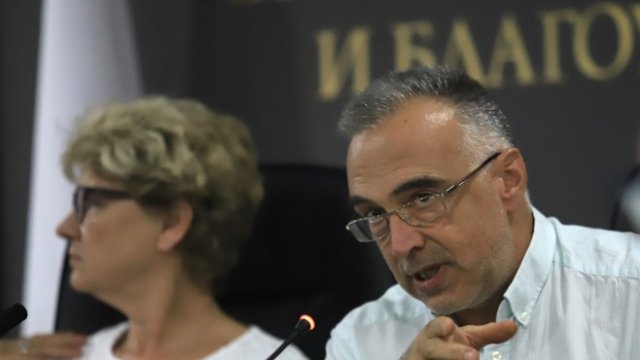 <p>
	Министърът на регионалното развитие и благоустройството Виолета Комитова, заместикът ѝ Захари Христов и Ивайло Денчев - председател на АПИ, дадоха брифинг във връзка с бюджета на Агенция &bdquo;Пътна инфраструктура&ldquo;.<em> На снимката: Антон Кутев, Виолета Комитова (вляво). БГНЕС/ГЕРГАНА КОСТАДИНОВА</em></p>
