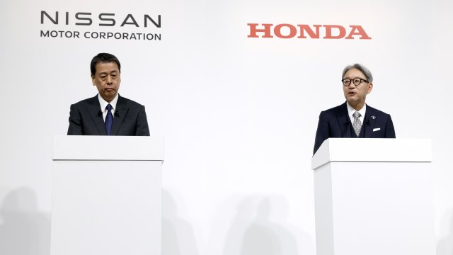 Главните изпълнителни директори на Honda и Nissan Тошихиро Мибе (вдясно) и Макото Учида (вляво). Снимка: Bloomberg L.P.