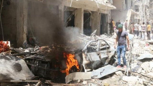 <p>
	Жилищен квартал в Алепо след въздушен удар. <em>Снимка: архив Ройтерс</em></p>
