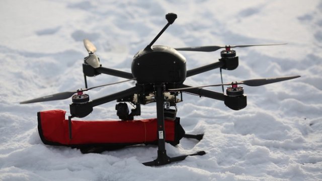 <p>
	Дронове превозват товари в специални водоустойчиви аерочували. <em>Снимка: &quot;Коптер Експрес Технологии&quot;</em></p>
