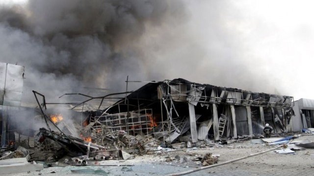 <p>
	Пазар в Донецка област беше изпепелен след сблъсъците.<em> Снимка: Ройтерс</em></p>
