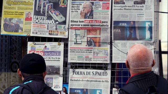 <p>
	Скандалът е по първите страници на вестниците. <em>Снимка: Ройтерс</em></p>
