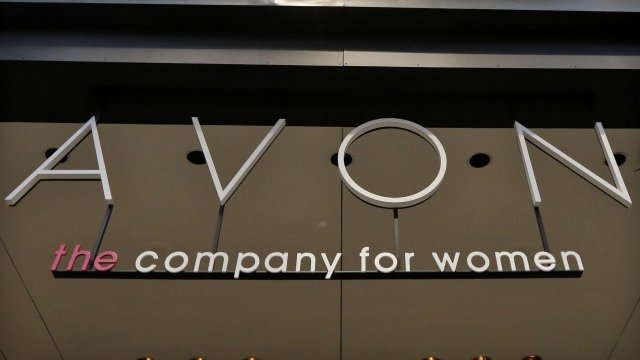 САЩ обвиняват българин в подаване на фалшива оферта за придобиване на Avon