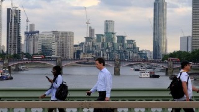 <p>
	Хора минават по Уестминстърския мост в Лондон.&nbsp;<em>Снимка: Архив Ройтерс</em></p>
