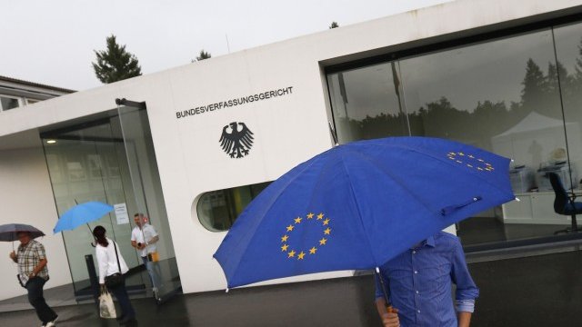 <p>
	Германският конституционен съд не намери нарушения в спасителния чадър на еврото - ESFS. <em>Снимка: Ройтерс</em></p>
