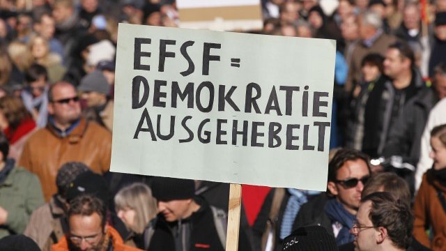 <p>
	EFSF (европейският спасителен фонд) - краят на демокрацията. Това пише на плакат по време на протест срещу строгите мерки за икономии, проведен в Германия. <em>Снимка: Ройтерс</em></p>
