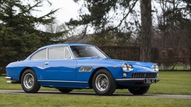 <p>
	Първата кола на Джон Ленън - Ferrari 330GT. Снимка: Bonhams</p>
