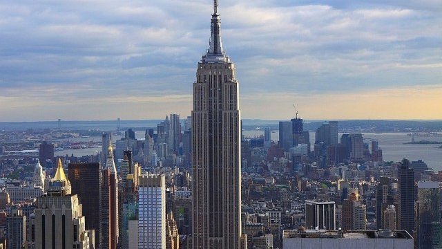 <p>
	Empire State Building (в средата).&nbsp;<em>Снимка: Pixabay</em></p>
