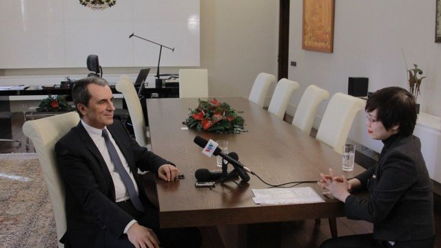 <p>
	Премиерът Пламен Орешарски дава интервю на радио "Гласът на Виетнам" дни преди посещението си в страната. Снимика: МС&nbsp;</p>
