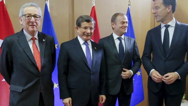 <p>
	Отляво надясно:&nbsp;Жан-Клод Юнкер,&nbsp;Ахмет Давутоглу, Доналд Туск и Марк Рюте.<em>&nbsp;</em><em>Снимка: Ройтерс</em></p>
