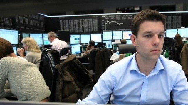 <p>
	Трейдър на пода във Франкфурт.&nbsp;<em>Снимка: Hannelore Foerster/Bloomberg *** Local Caption *** Allan Klein</em></p>
