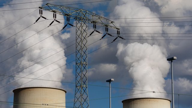 Далекопровод до охладителните кули на въглища централа в Германия. Снимка: Krisztian Bocsi/Bloomberg