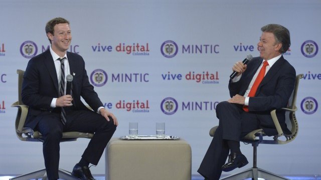 <p>
	Марк Зукърбърг и колумбийският президент Хуан Мануел Сантос по време на срещата си. <em>Снимка: Ройтерс</em></p>
