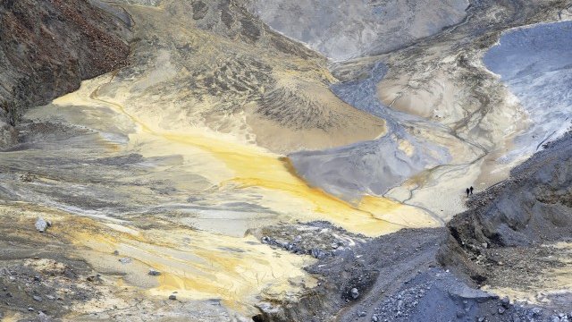 <p>
	Работници се разхождат из открита мина за мед в Сърбия. <em>Снимка: Ройтерс</em></p>
