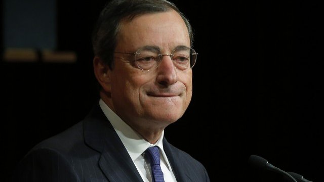 <p style="text-align: justify;">
	Пазарите очакват, че Драги ще действа. <em>Снимка: Ройтерс</em></p>
